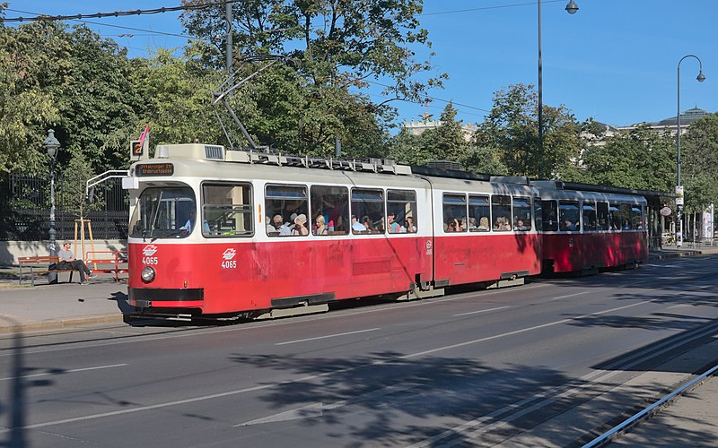 File:2017-06-09 AT Wien 01 Innere Stadt, Dr.-Karl-Renner-Ring, E2 4065+c5 1465 Linie 2 (50442068837).jpg