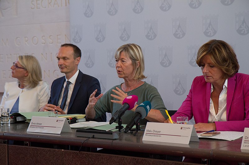 File:2018-08-20 Pressekonferenz LR Rheinland-Pfalz Haushalt-1830.jpg