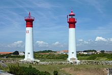 Les deux tours restaurées. Secteur à gauche. Phare à droite.