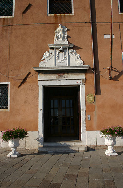 File:6228 - Venezia - Deposito del pane (1596) - Portale con stemma Marino Grimani - Foto Giovanni Dall'Orto 3-Aug-2007.jpg