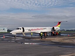 En Embraer ERJ 145 från African World Airways ståendes parkerad vid Takoradi flygplats.