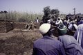 ASC Leiden - F. van der Kraaij Collection - 07 - 026 - Les membres d'une association d'agriculteurs et les vulgarisateurs agricoles - Saria-Nandiala, Boulkiemdé, Centre-Ouest, Burkina Faso, 1981.tif
