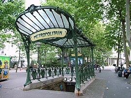 엑토르 기마르가 디자인한 파리 지하철역 입구