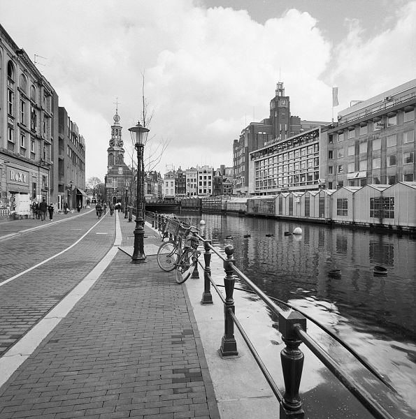 File:Achterzijde van de kassen van de Bloemenmarkt - Amsterdam - 20404670 - RCE.jpg