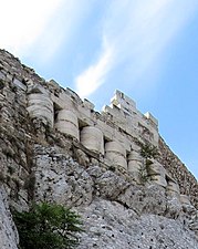 Tambores de columna inacabados, incluidos en el muro construida por Temístocles alrededor de la Acrópolis.