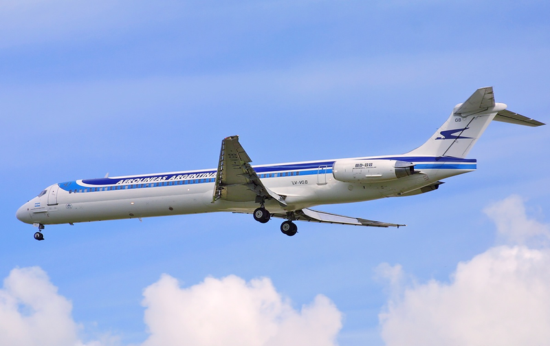 File:Aerolíneas Argentinas MD-88 LV-VGB LGW 2002-6-23.png