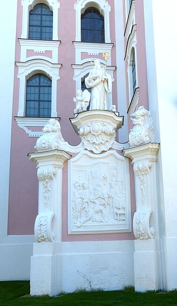 File:Aldersbach Pfarrkirche - Fassade 3a Benedikt.jpg