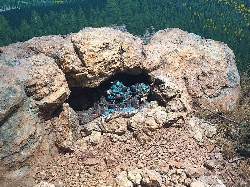 File:Amazonite and Smoky quartz diorama, Denver Museum of Nature and Science.jpg