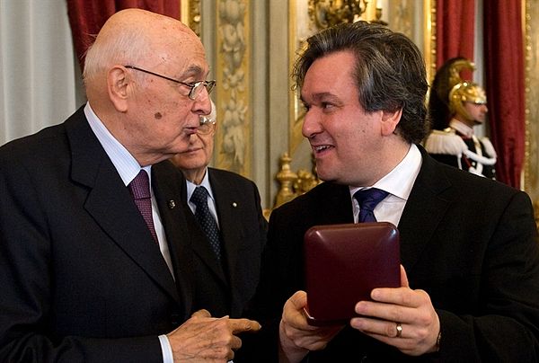 Pappano (right) receiving the Vittorio de Sica prize from President Napolitano (2010)