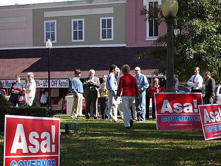 Hutchinson campaigning for governor in 2006 Asa Hutchinson campaigning.jpg