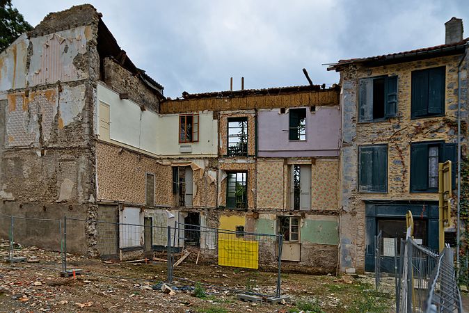 English: Building being destroyed in Aspet, France. Français : Bâtiment en cours de démolition à Aspet, France.