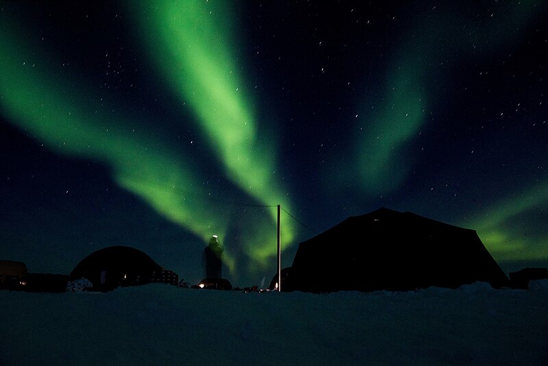 File:Aurora borealis in the Beaufort Sea (38978276510).jpg