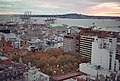 La baie de Montevideo et le Cerro de Montevideo vus depuis la Plaza Matriz de Montevideo.