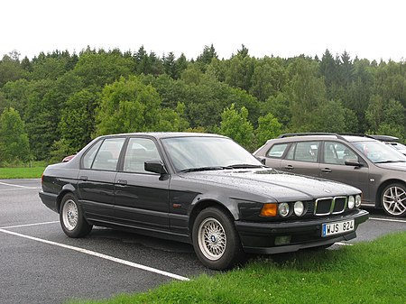 BMW 730i V8 E32 (15097938495).jpg
