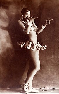 Joséphine Baker dans son célèbre pagne à bananes, photographiée en 1927 par Lucien Waléry. (définition réelle 981 × 1 548)