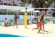 Deutsch: Beachvolleyball bei den Olympischen Jugendspielen 2018; Tag 9, 15. Oktober 2018; Mädchen, Viertelfinale: USA-Spanien 2–1 (21–19/17–21/15–9) English: Beach volleyball at the 2018 Summer Youth Olympics at 15 October 2018 – Girls Quarterfinals: USA-Spain 2–1 (21–19/17–21/15–9)