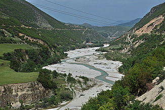 The Bënça on their way to the Vjosa, in the center of the picture the Tepelena prison