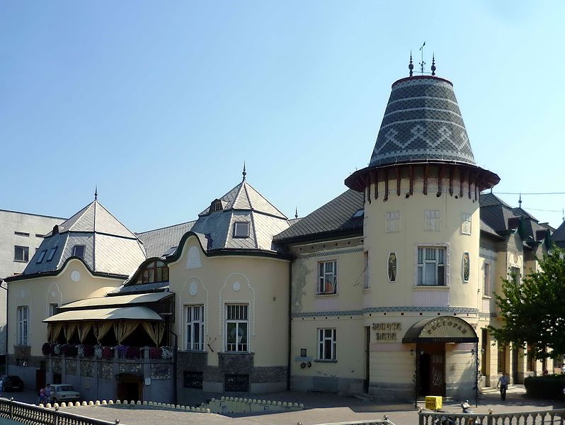 File:Beregovo Zakarpatska-building Casino.jpg