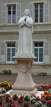 Staty föreställande Bernadette, i Nevers.