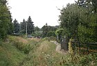 Le Meisengimpelweg vu à l'ouest du Schäferstege à travers le fossé de la rivière.