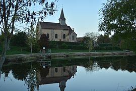 L'église Saint-Genès et le plan d'eau.