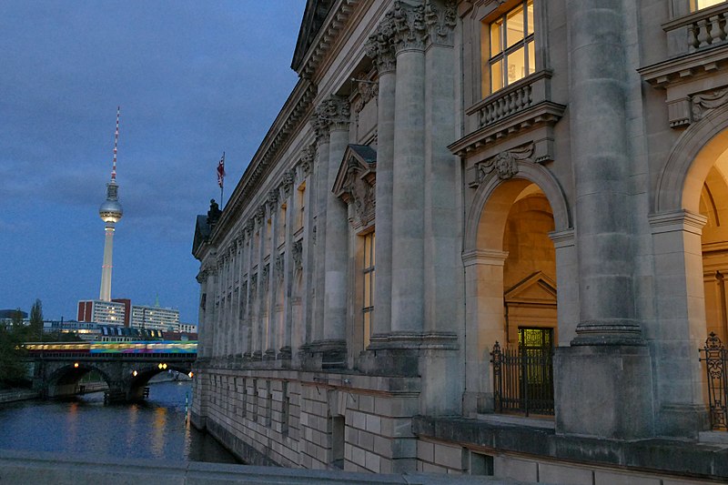 File:Bodemuseum mit Fernsehturm Alex.jpg