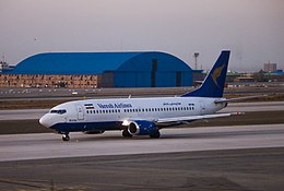 Boeing 737 Varesh Airlines à l'aéroport de Mehrabad 2018.jpg