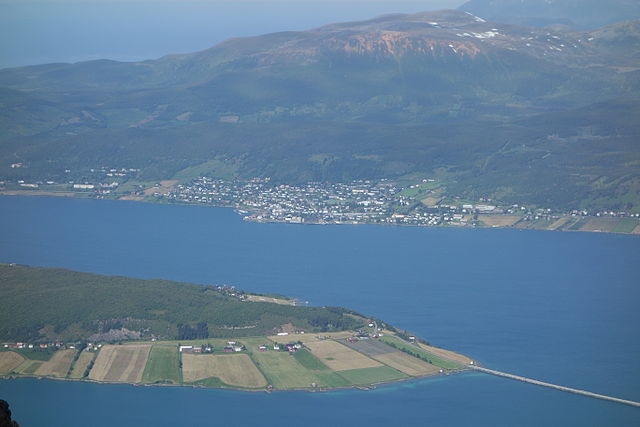 Borkenes und die Insel Kveøya im Vordergrund