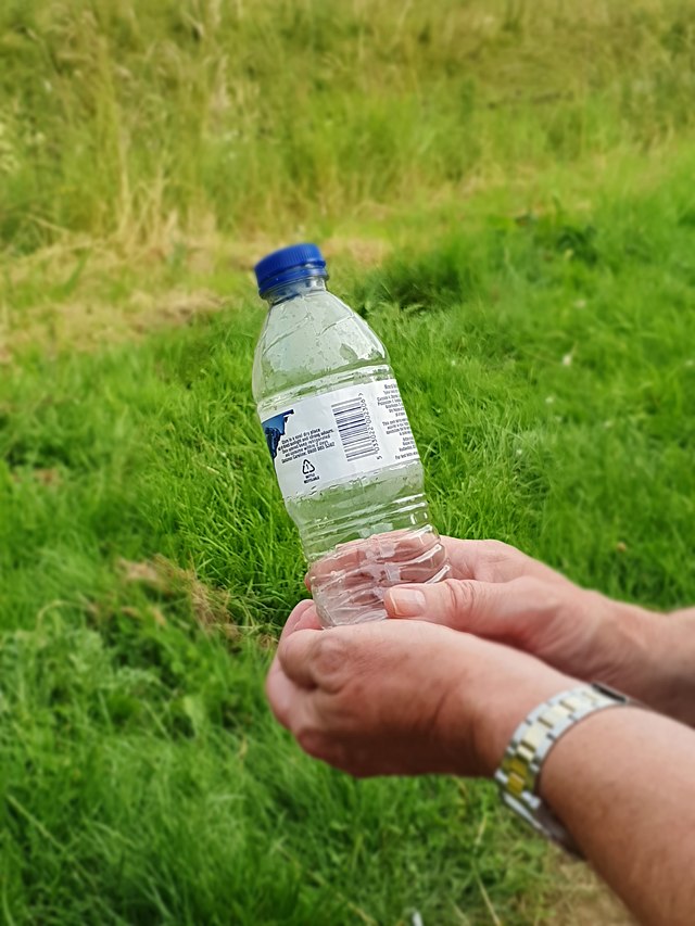 Impact environnemental de l'eau en bouteille — Wikipédia
