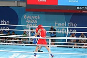 Deutsch: Boxen bei den Olympischen Jugendspielen 2018 Tag 12, 18. Oktober 2018 - Finale Leichtgewicht Mädchen – Oriana Saputo (Argentinien, blau) schlägt Emma Lawson (Australien, rot) 5-0; Ringrichter ist José Romero (Spanien). English: Boxing at the 2018 Summer Youth Olympics on 18 October 2018 – Girls' lightweight Bronze Medal Bout – Oriana Saputo (Argentina, blue) wins over Emma Lawson (Australie, red) 5-0; Referee is José Romero (Spain). Español: Boxeo en los Juegos Olímpicos Juveniles de Verano de 2018 en 18 de octubre de 2018 - Combate de medalla de bronce de las niñas: Oriana Saputo (Argentina, azul) gana a Emma Lawson (Australie, roja) 5-0; Árbitro es José Romero (España).