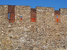 Koruna gotické kamenné západní hradební zdi v Bratislavě