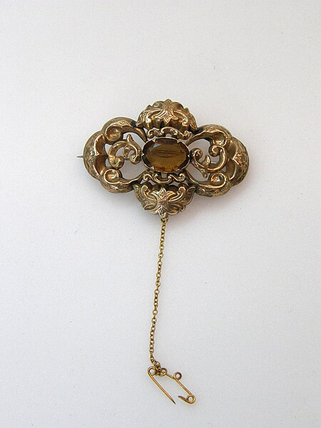 File:Brooch (AM 8176-2).jpg