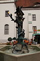 Sieben Raben Brunnen in Frankfurt (Oder), auf dem Marktplatz, zwischen Rathaus und den Häusern "Sieben Raben"