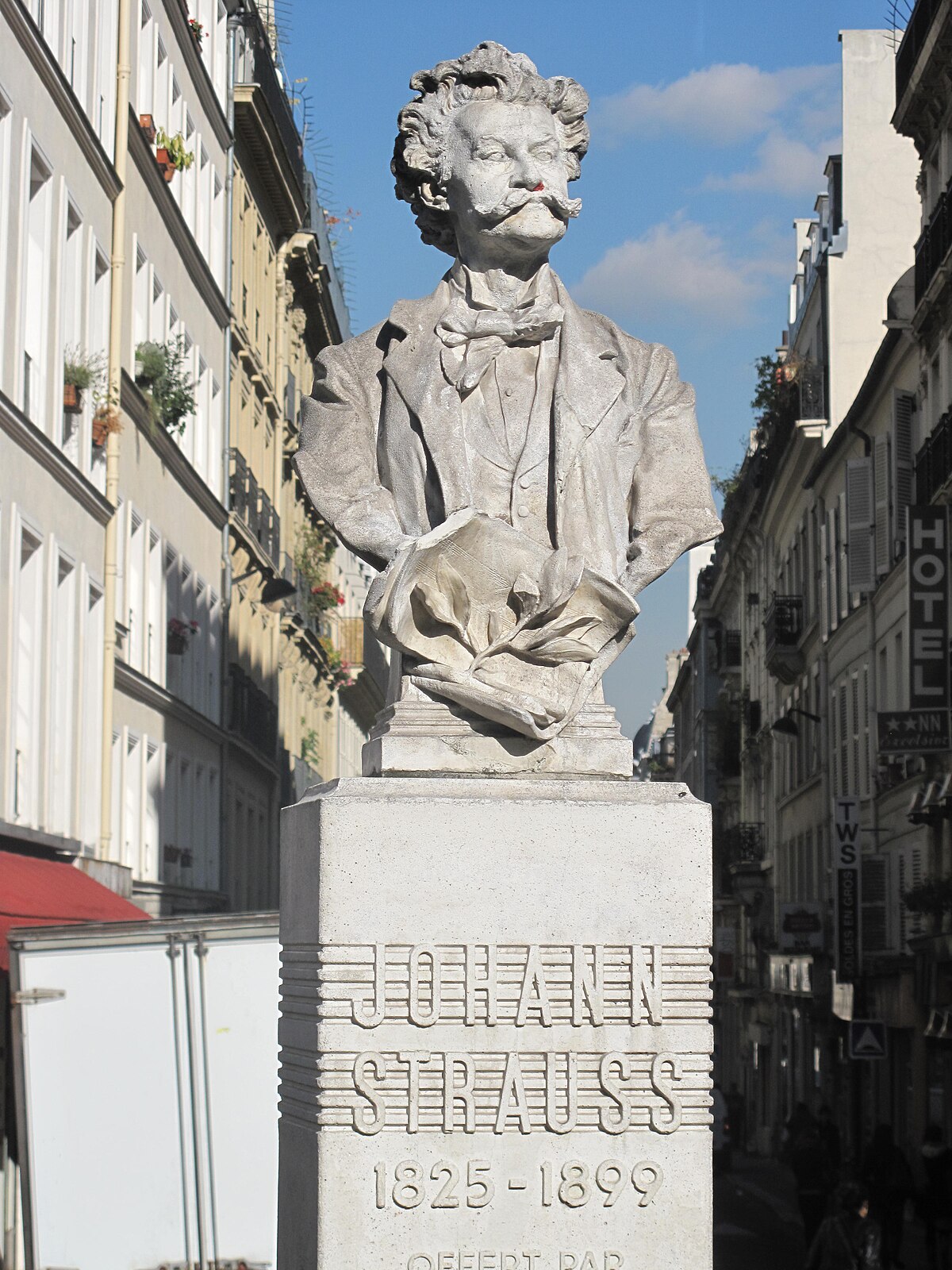 johann strauss statue