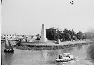 COLLECTIE TROPENMUSEUM Monument bij Bur Taufiq aan de monding van het Suezkanaal TMnr 10029822.jpg