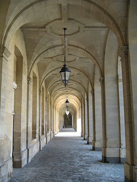 File:Caen abbayeauxdames portique galerie.jpg