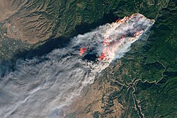 Landsat 8 -sateelliitin ottama kuva paloalueesta.