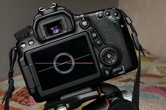 The built-in electronic spirit level of Canon EOS 70D camera