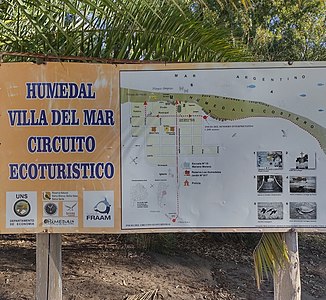 Cartel especificando el circuito ecoturístico sobre los humedales en la localidad de Villa del Mar