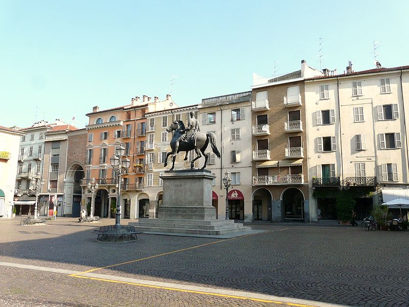 File:Casale Monferrato-piazza Mazzini5.jpg