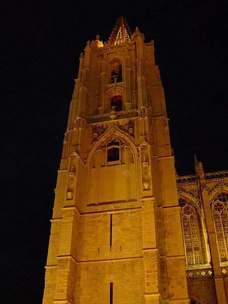 File:Catedral de Leon (spire) at night.jpg