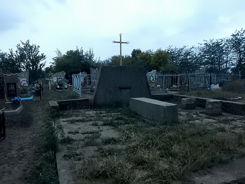 File:Cemetery in Vasylivka.jpg