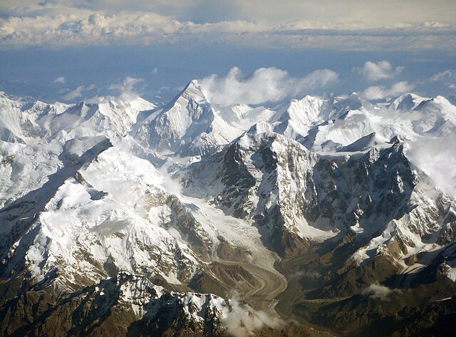 Teil des Tian Shan mit dem Dschengisch Tschokusu (vorne links) und dem Khan Tengri (Bildmitte).