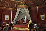 Lit à baldaquin de style Napoléon couronné d'un aigle impérial, appartement de Joséphine, château de Malmaison.