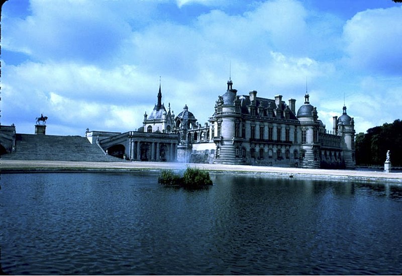File:Chateau Chantilly 1980.jpg