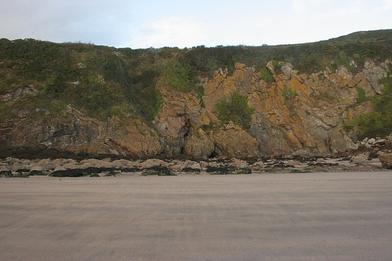 File:Cliffs above Lagmuck Sands - geograph.org.uk - 4851063.jpg