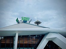 Die Climate Pledge Arena im Oktober 2021 mit der Space Needle im Hintergrund