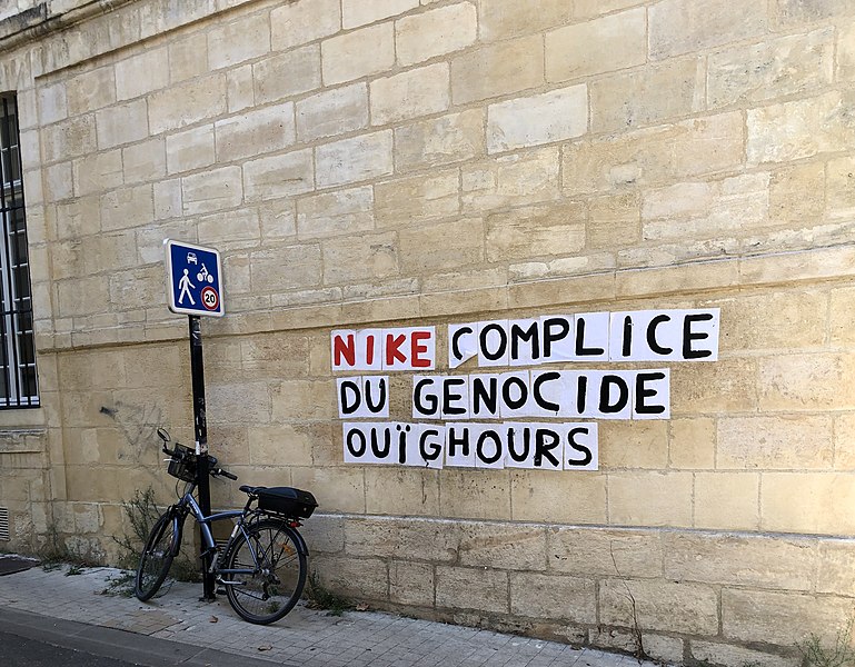 File:Collage sur un mur à Bordeaux (France).jpg