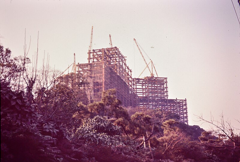 File:Construction of the New Otani Hotel, Tokyo 1963.jpg