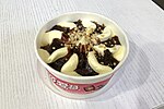 Miniatuur voor Bestand:Cornetto Rum Raisin ice cream cup (20190531163049).jpg